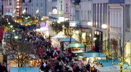 Weihnachtsmarkt in Hilden Weihnachtsmarkt in Hilden: Festlich beleuchtete Buden und Besucherströme in einer belebten Altstadt.