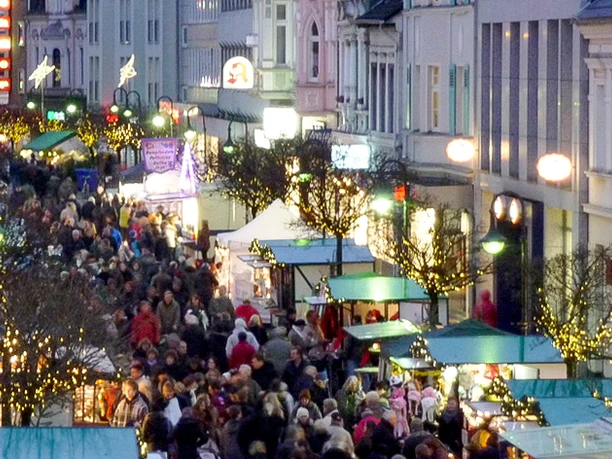 Weihnachtsmarkt in Hilden Weihnachtsmarkt in Hilden: Festlich beleuchtete Buden und Besucherströme in einer belebten Altstadt.