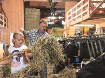 Gemeinsam anpacken auf dem Bauernhof