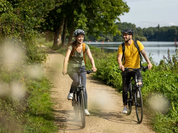 Paar auf der Alten Salzstraße Ein Paar fährt Fahrrad auf der Alten Salzstraße.