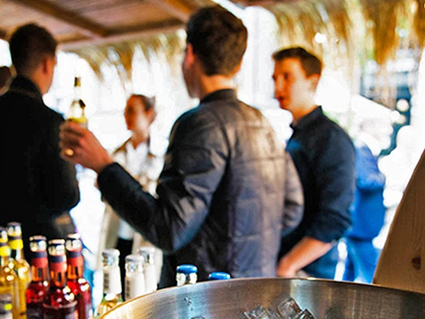 mSa Club Tropicana Club Tropicana Sommerfest: Personen stehen im Kreis und unterhalten sich