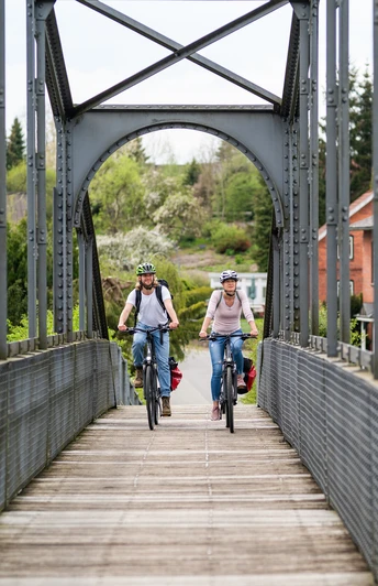 Zwei Fahrradfahrer fahren über die Brücke in Berkenthin. Sie überqueren den Elbe-Lübeck-Kanal.