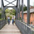 Berkenthin Brücke Elbe-Lübeck-Kanal Zwei Fahrradfahrer fahren über die Brücke in Berkenthin. Sie überqueren den Elbe-Lübeck-Kanal.