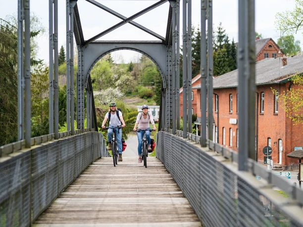 Berkenthin Brücke Elbe-Lübeck-Kanal Zwei Fahrradfahrer fahren über die Brücke in Berkenthin. Sie überqueren den Elbe-Lübeck-Kanal.