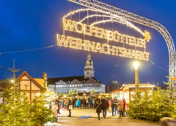 Weihnachtsmarkt Wolfenbüttel Leuchtender Schriftzug Wolfenbütteler Weihnachtsmarkt überspannt den Eingangsbereich zu einem stimmungsvollen Markt