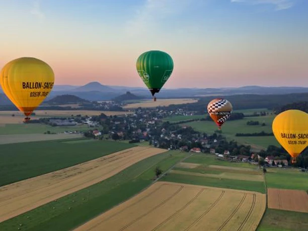 Gruppenfahrt mit mehreren Ballonen