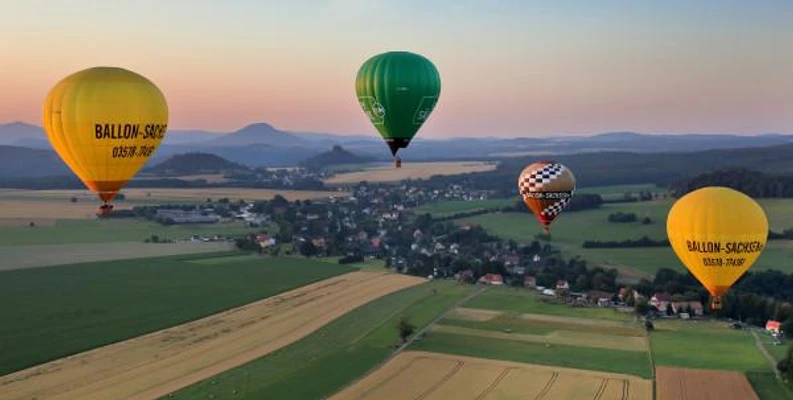 Gruppenfahrt mit mehreren Ballonen