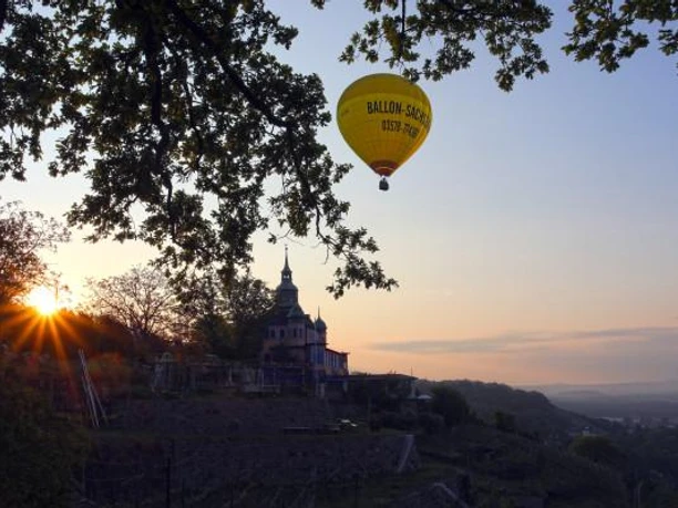 Ballon über Spitzhaus Radebeul