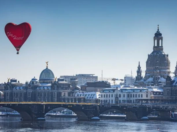 Sky Heart vor Skyline Dresden