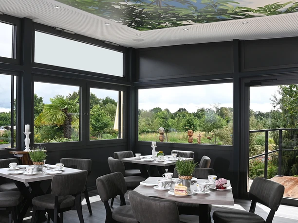 Innenbereich Wintergartencafé Opa Ernys Garten.jpg Innenbereich Wintergartencafé Opa Ernys Garten