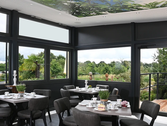 Innenbereich Wintergartencafé Opa Ernys Garten.jpg Innenbereich Wintergartencafé Opa Ernys Garten