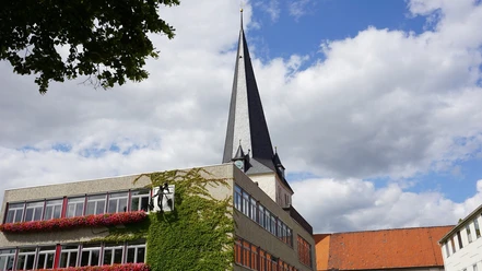Rathaus Schöppenstedt mit Till Eulenspiegel, im Hintergrund St. Stephanus