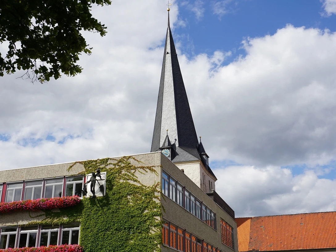 Rathaus Schöppenstedt mit Till Eulenspiegel, im Hintergrund St. Stephanus