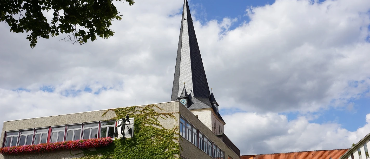 Rathaus Schöppenstedt mit Till Eulenspiegel, im Hintergrund St. Stephanus