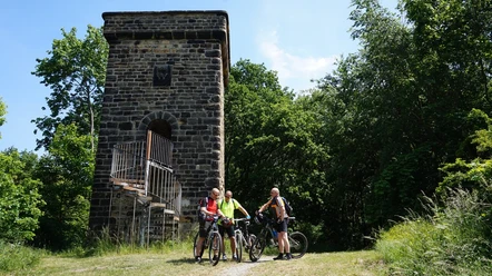 Magdeburger Warte mit Radfahrern
