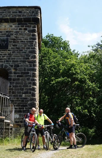 Magdeburger Warte mit Radfahrern