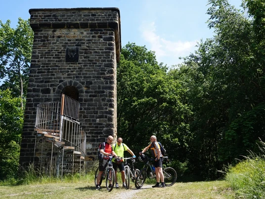 Magdeburger Warte mit Radfahrern