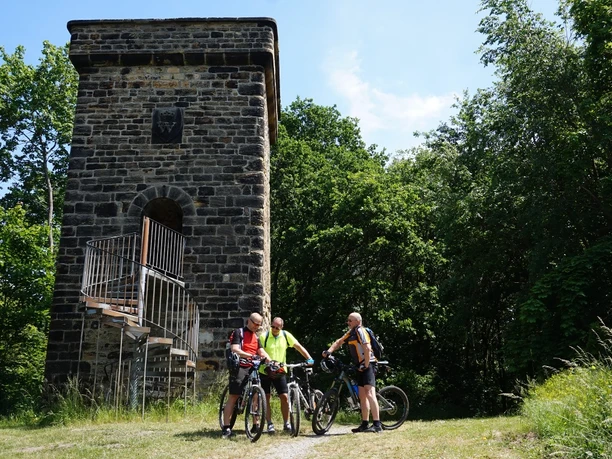 Magdeburger Warte mit Radfahrern