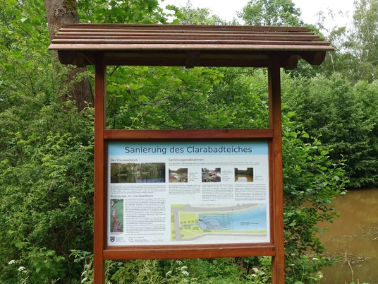 Info-Tafel Sanierung des Clarabadteichs
