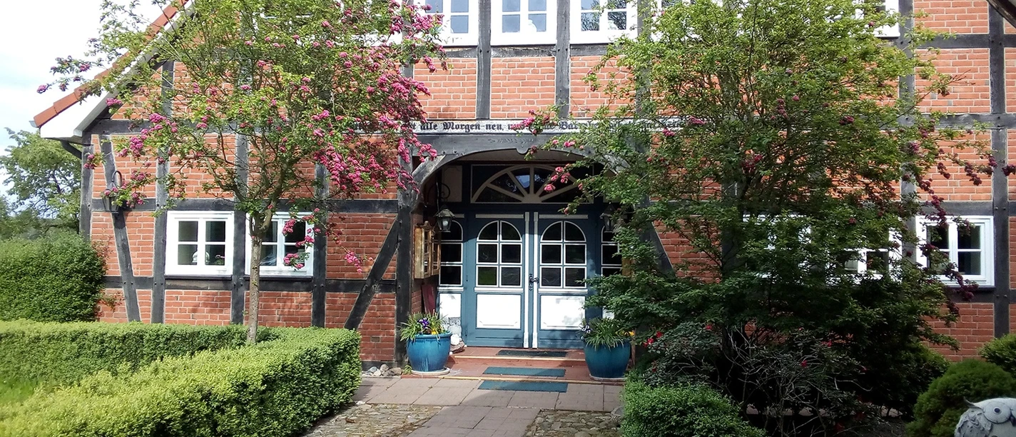 Blick auf das Hofcafé Betzhorn nahe dem Heiligen Hain