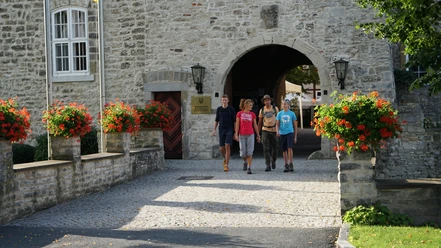Start zur Wanderung an der Burg Warberg