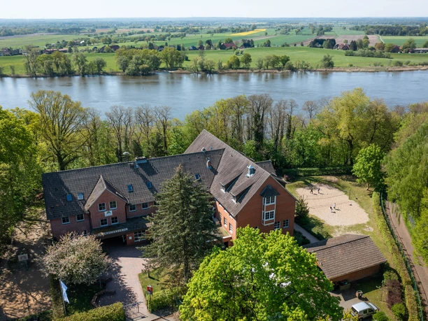 Jugendherberge Lauenburg_Sportplatz__Aussengelaende_Elbe_Bildnachweis DJH-Landesverbank Nordmark e.V..jpg