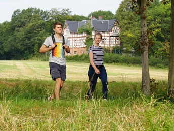 Auf dem Singplatzweg, im Hintergrund das Elmhaus