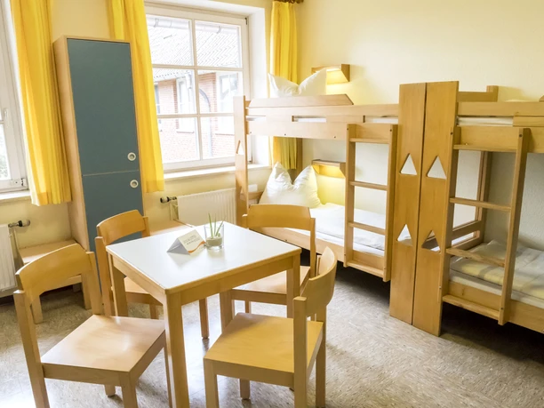 Jugendherberge Lauenburg_Sportplatz_6_Bettzimmer_Bildnachweis DJH-Landesverbank Nordmark e.V..jpg