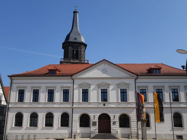 Rathaus Haldensleben mit reitendem Roland und St. Marien