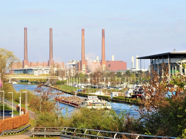 Blick auf Mittellandkanal, Autostadt und VW-Werk