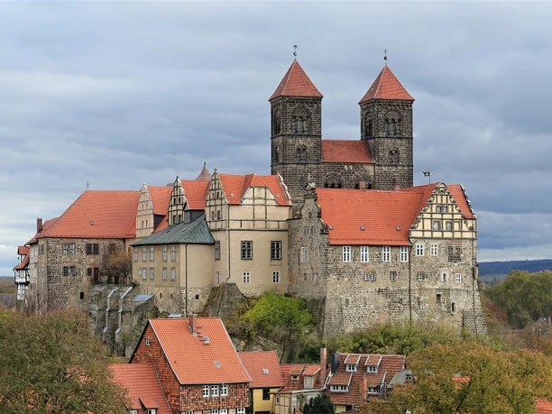 Blick vom Münzenberg auf das Schloss Quedlinburg