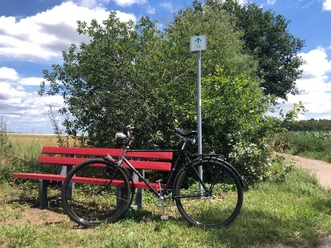 Bank mit Fahrrad