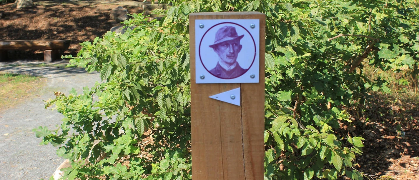 Wegweiser "Auf den Spuren von Hermann Löns"