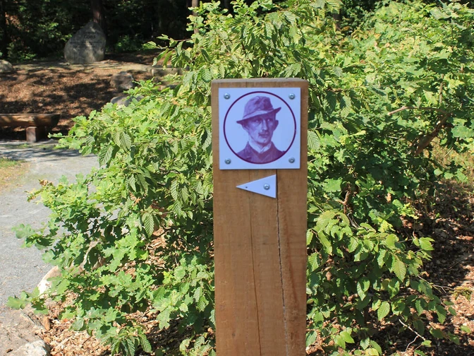 Wegweiser "Auf den Spuren von Hermann Löns"