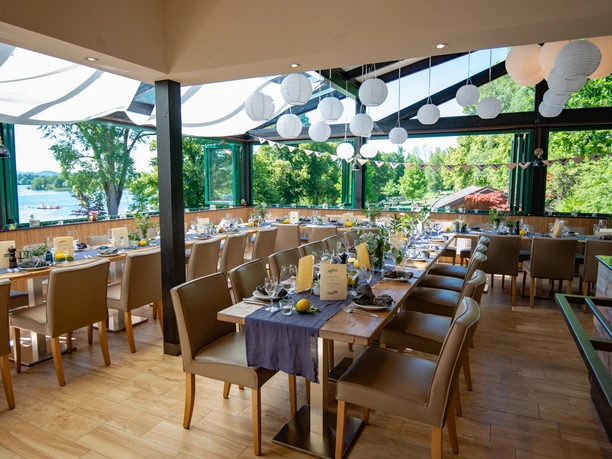 Feierlich gedeckt.jpg