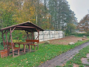 Mauerreste und Picknickplatz bei Rade-Wittingen