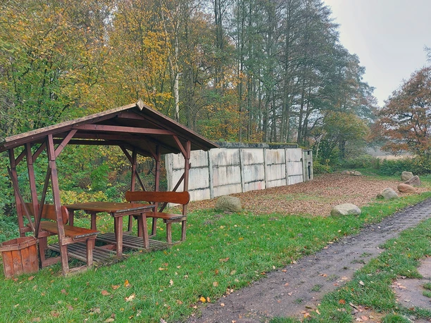 Mauerreste und Picknickplatz bei Rade-Wittingen