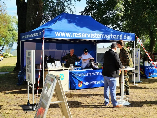 Volkslauf-Tag-der-Reservisten-Bad-Zwischenahn3.jpg Zelt des Reservistenverbandes mit Informationsmaterialien, Besuchern und Soldaten beim Volkslauf in Bad Zwischenahn.