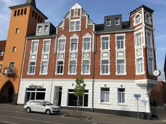 Hotel Markt 5 - KÜPERs Bistro und Kaffeerösterei Ein historisches Backsteingebäude mit modernen Elementen, unter anderem Küpers Bistro im Erdgeschoss.