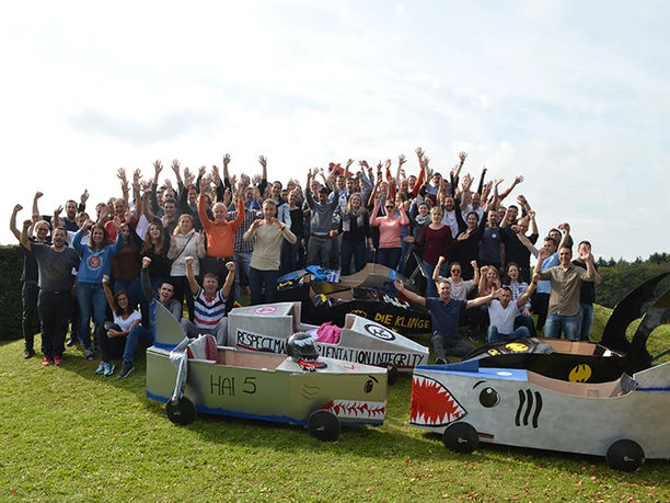 mSa Seifenkistenrennen Teamfoto mit bunten, selbstgebastelten Seifenkisten