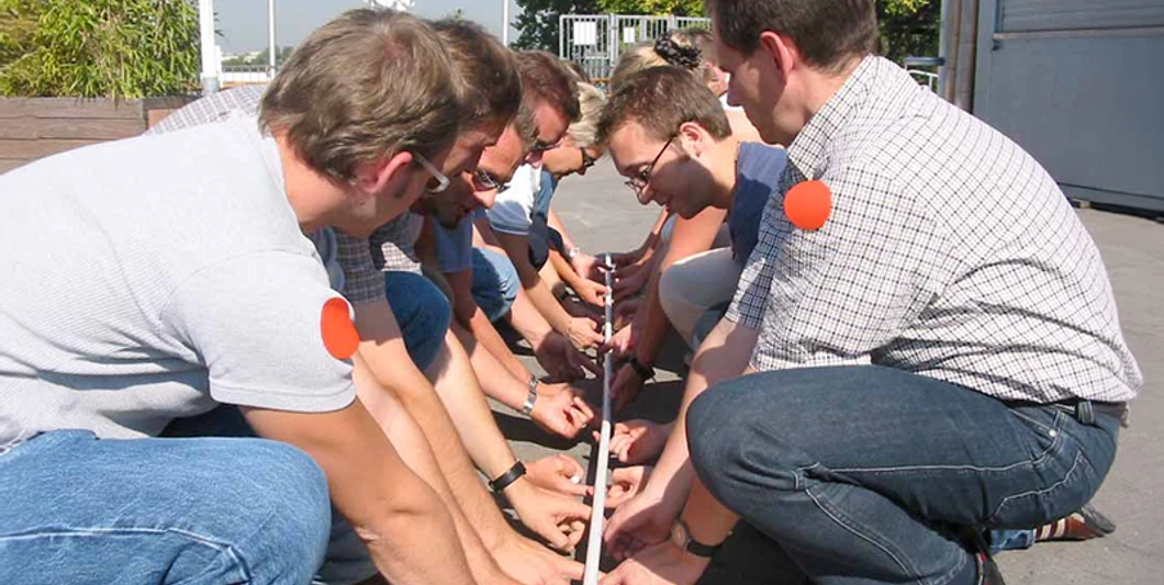 Teamspiel beim Teamparcours Teamspiel beim TeamparcoursTeam play on the team course