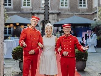 Eleganter Empfang – Die Pagen als Walking Act für besondere Events Elegant reception – the bellboys as a walking act for special events