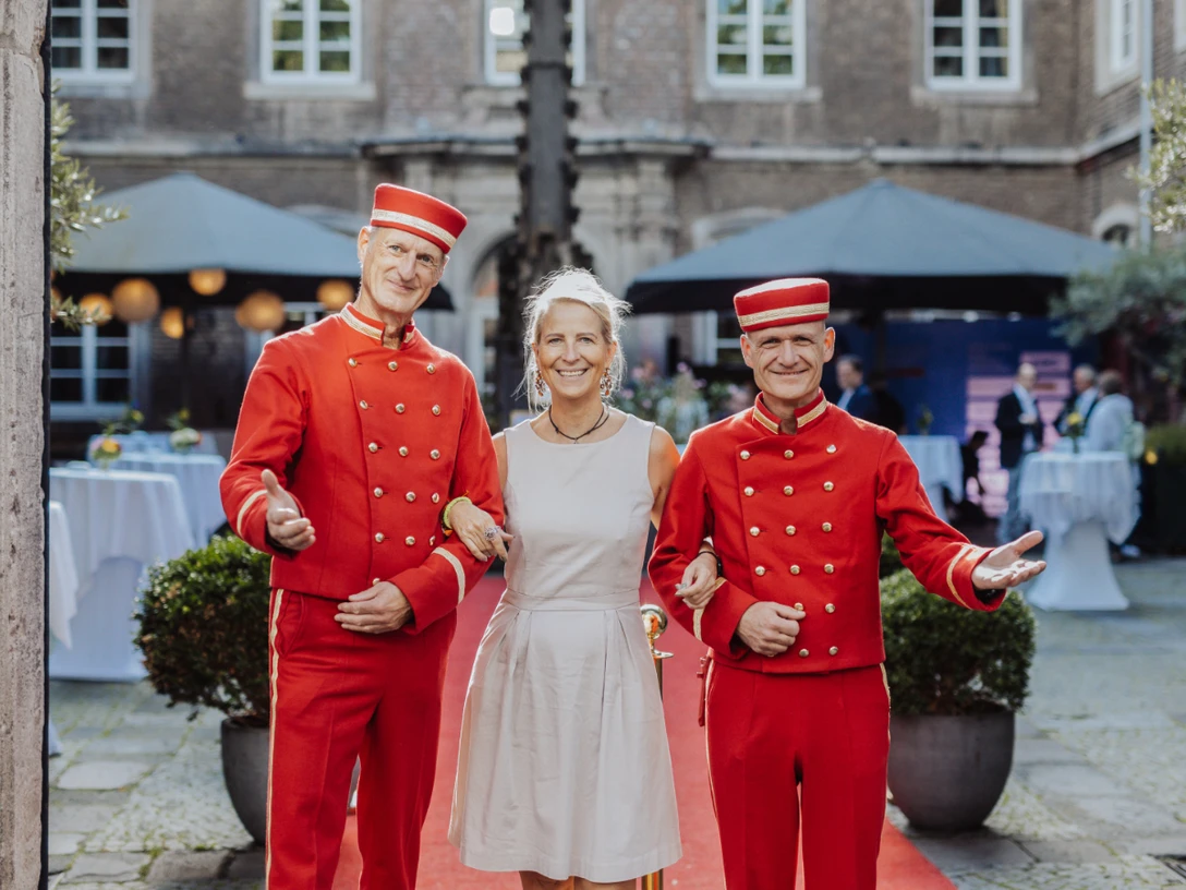 Eleganter Empfang – Die Pagen als Walking Act für besondere Events Eleganter Empfang – Die Pagen als Walking Act für besondere EventsElegant reception – the bellboys as a walking act for special events