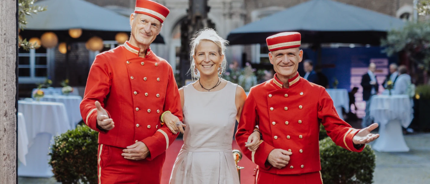 Eleganter Empfang – Die Pagen als Walking Act für besondere Events Elegant reception – the bellboys as a walking act for special events