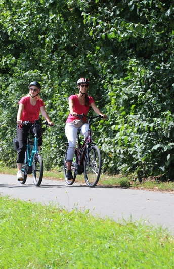 Radfahrer in der Mittelweser-Region Radfahrer in der Mittelweser-Region Cyclists in the Mittelweser regionCyklister i Mittelweser-regionenFietsers in de regio Mittelweser
