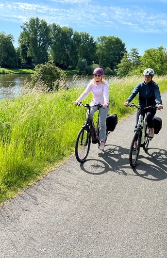 Radfahrer an der Weser in Nienburg