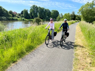 Radfahrer an der Weser in Nienburg Radfahrer an der Weser in Nienburg
