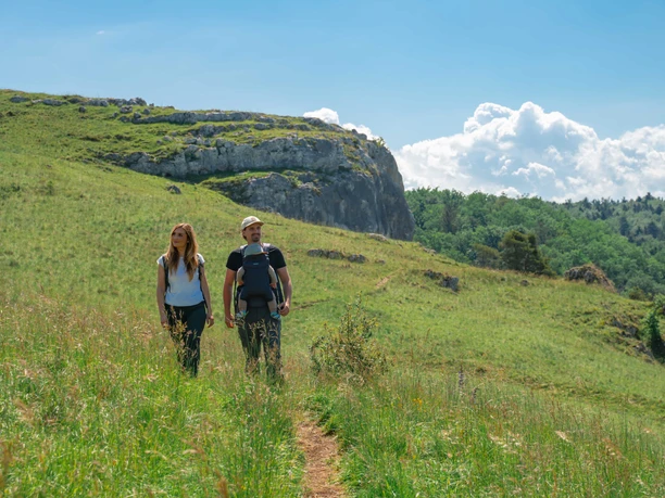 Die Schwarze Laber Schlaufe bei Eilsbrunn Wanderer in der typischen Juralandschaft unterwegs auf sattgrünen Magerrasenhängen mit Felskulisse im Hintergrund