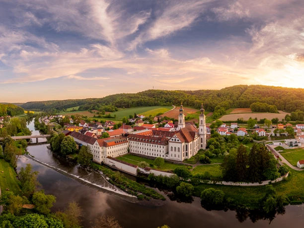 Pielenhofen mit Kloster Der Ort Pielenhofen mit Klosteranlage an der Naab bei Sonnenuntergang