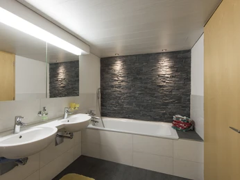 Geräumiges und helles Badezimmer